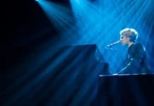 Tom Odell ve Foru Karlín dokázal, že má koule a rád odhazuje stoličky
