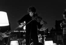 Kapela Zrní se koupala v červáncích na střeše Lucerny