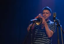 Alfa Mist v Akropoli předvedl vynikající jazz, chladným přístupem k publiku však řadu příznivců zklamal