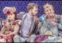 Zubatá s kosou, komnata pravdy a sobí milenka. Copak nepoznáte Revizora?