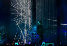 Božská Dido působila na pódiu Fora Karlín plaše, přesto fanoušky nabila velkou porcí energie