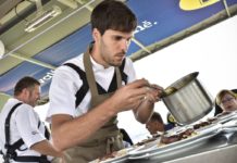 Dinner in the Sky: zážitková gastronomie 50 metrů nad zemí Dinner in the Sky v Praze