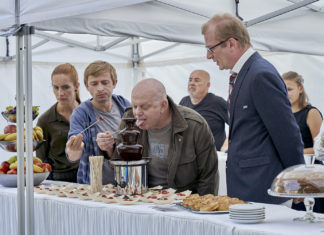 Film Případ mrtvého nebožtíka (2020): Kriminální parodie s laciným humorem