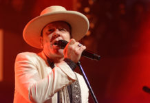 Kiefer Sutherland přivezl do Prahy pohodové country pobláznění