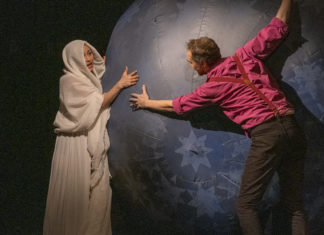 Zmoudření Dona Quijota: Inscenace, která má koule. Nafukovací