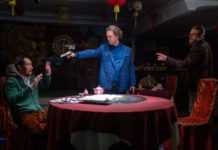 Film Gentlemani (2019): Guy Ritchie se vrací ke kořenům