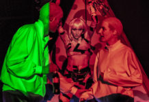 Koncové světlo: zavaleni igelitovými sáčky, konec v nedohledu