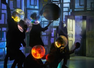 Memories of Fools: Přijde králík, Mozart a kosmonaut do baru…