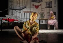 Prušinovského Zlatá pláž v Divadle Na zábradlí varuje: lidi jsou zlí, bacha na ně