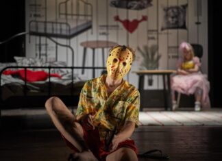 Prušinovského Zlatá pláž v Divadle Na zábradlí varuje: lidi jsou zlí, bacha na ně