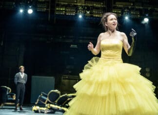 Země vysychá a naděje se drolí. Stát jsem já prezentuje beznaděj, jež se odráží v hledišti Stát jsem já