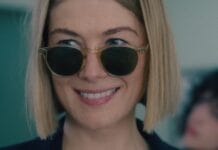 Film Jako v bavlnce (2020): Cynický thriller se sympaticky nesympatickou Rosamund Pike