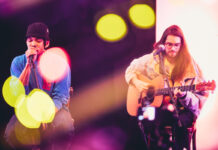 Ben Cristovao s kytaristou Karolem Komendou zahráli v Centru sociálních služeb Tloskov, dali i Růži z Texasu