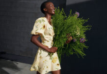 H&M nabízí kolekci lehkých letních šatů a kompletů s ručně malovanými květinovými potisky.