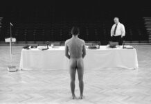 Film: Služebníci (2021). Poučení o tom, proč před zlem necouvat