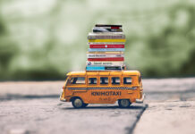 Po Praze vyjely knihotaxíky. Pomůžou lidem s prodejem knížek, které už v knihovně nechtějí Ilustrace Knihoboxu