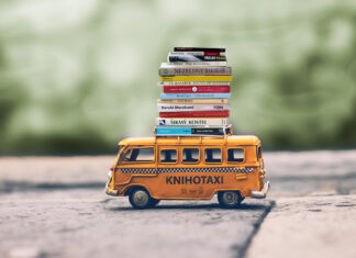 Po Praze vyjely knihotaxíky. Pomůžou lidem s prodejem knížek, které už v knihovně nechtějí Ilustrace Knihoboxu