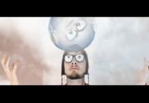 Honza Homola hraje v Barvách na sto let starou kytaru Barvy (Autor fotografie: Honza Homola)