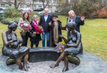 Areál podolské porodnice zdobí další bronzové dílo. Autorkou je česko-kanadská sochařka Lea Vivot Socha Lavička nekonečná