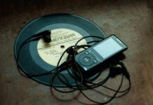 Báseň vs. Píseň aneb Co vede muzikanta k tomu, že vydá sbírku poezie? Báseň versus píseň