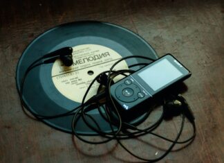 Báseň vs. Píseň aneb Co vede muzikanta k tomu, že vydá sbírku poezie? Báseň versus píseň