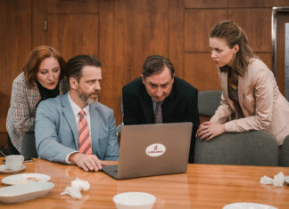 Film: Mimořádná událost (2022). Absurdní jízda vlakem bez cíle i rychlosti film Mimořádná událost