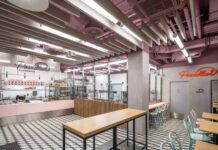 Interiér cukrárny Povidloň v Lipně nad Vltavou od ateliéru A8000 se inspiroval spojením osvědčené tradice a inovací