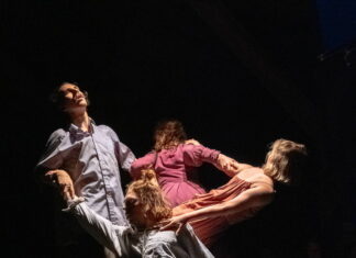 Antická Agora mezi vlaky