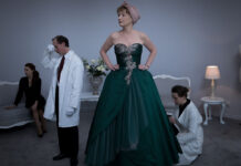 Film (2022): Paní Harrisová jede do Paříže. Popelka se špetkou Mr. Beana