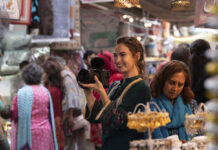 Film: Láska podle plánu (2022). Příjemný slaďák s nádechem Bollywoodu