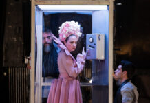 Symboly skryté v minimalistické inscenaci zobrazující vnitřní boj, bolest, strach, vyrovnání se s osudem