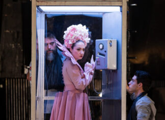 Symboly skryté v minimalistické inscenaci zobrazující vnitřní boj, bolest, strach, vyrovnání se s osudem