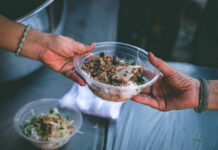 Potravinová banka na Novoměstské radnici pomáhá už třetí měsíc