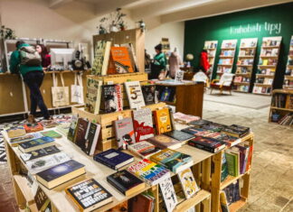 Knihobot vykročil z online světa – před Vánoci otvírá první knihkupectví