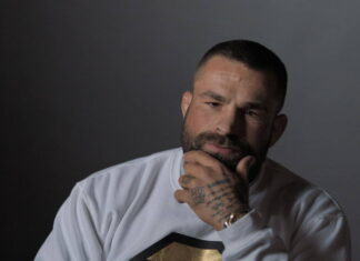 Dokument Karlos (2024): kde nic není, ani krokodýl nežere