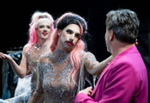 Klec bláznů: venku nová doba, v divadle vše při starém