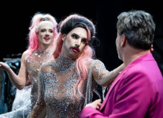 Klec bláznů: venku nová doba, v divadle vše při starém