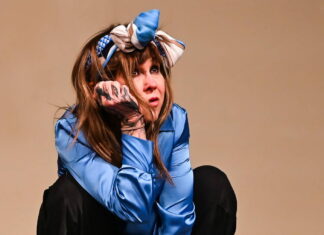 Oblečení F&F si zahrálo v divadelní komedii Pokračování příště