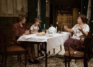 Děti a rodiče v papiňáku slovenské vesnice