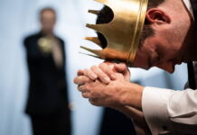 Hamlet zářící na temném pozadí