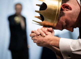 Hamlet zářící na temném pozadí