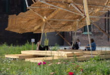 Divokou zahradu kolem bývalých jatek doplnil Stín Bauhausu. Poskytne útočiště návštěvníkům i kolemjdoucím.