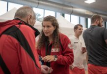 Urychlit pomoc při povodních. Portál Vlna pomoci a Český červený kříž koordinují dobrovolníky online.