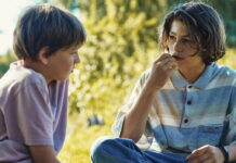 Film Mladá srdce (2024): Snový scénář ideálního coming outu. Závidíte?