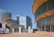 Dům ze dřeva a skla jako exponát. Český národní pavilon na EXPO 2025 od Apropos Architects se otevřel veřejnosti