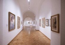 „Mucha mluví vaší řečí“: První AI muzejní průvodce v Evropě přináší revoluci do muzejních prohlídek