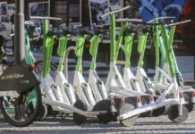 Mladý umělec zmátl turisty v Praze. Jeho repliky známých koloběžek boří český internet