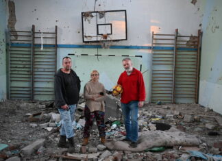 Myslíte si, že válka na Ukrajině je podvod? Štáb filmu Velký vlastenecký výlet vzal příznivce Putina do centra válečného konfliktu