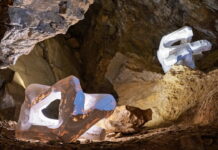 Prohlídku Zbrašovských jeskyní v létě doplňuje sochařská výstava Postmineral