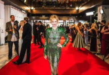 Z Plzně na Manhattan: Šaty z lahví Pilsner Urquell zazářily během New York Fashion Weeku